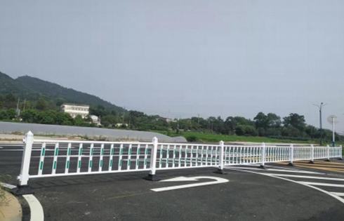 钢板立柱护栏-工程安装后效果图