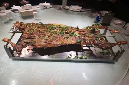 公司不定期聚餐-烤全羊