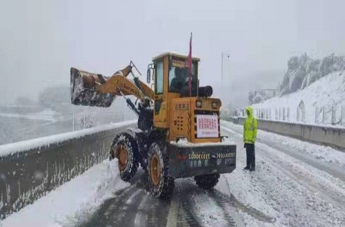 安徽潇然建设清理庐江县白马岭风景区路上大雪